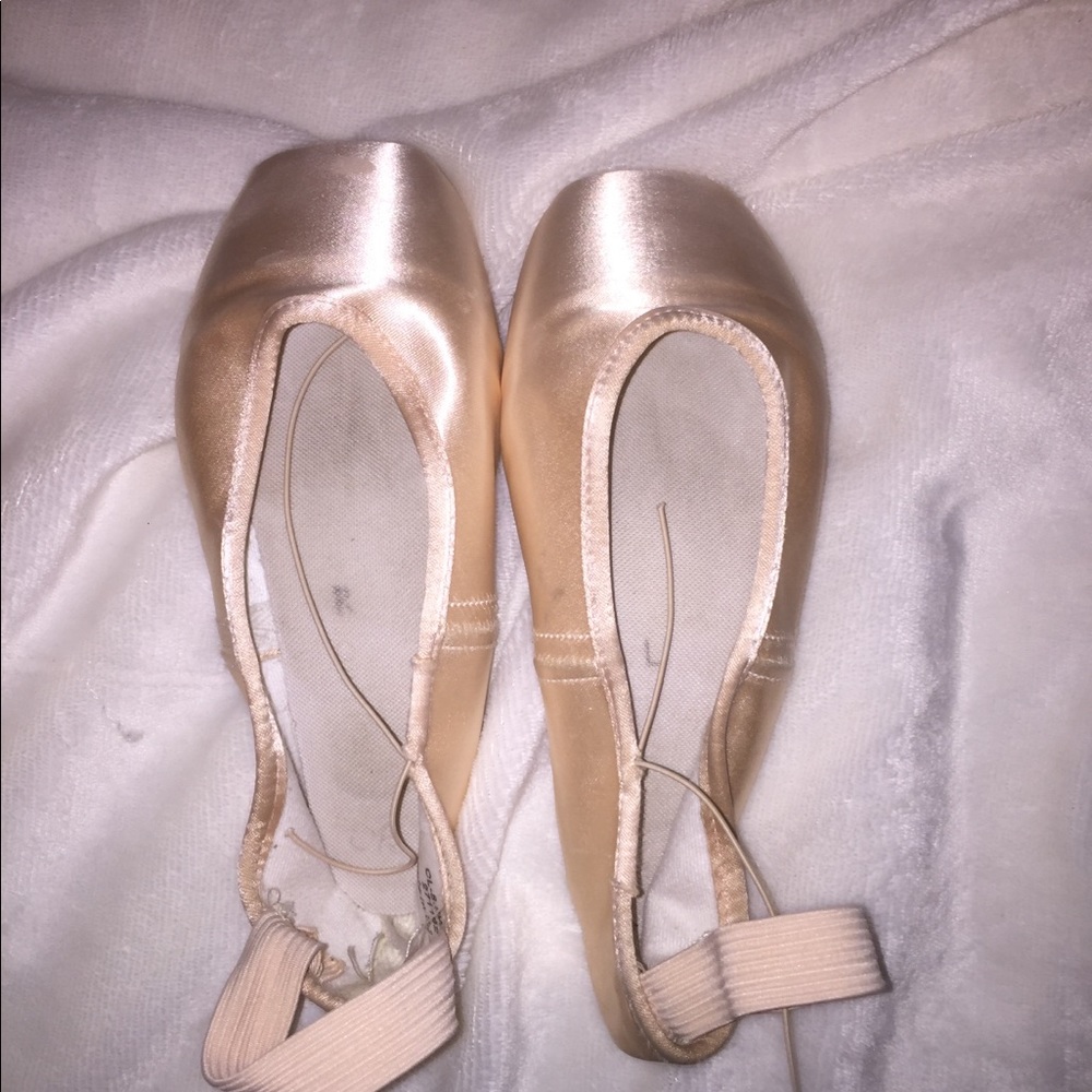 Point shoes